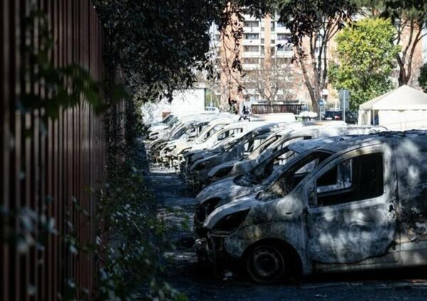 Scuolabus e auto delle poste date alle fiamme: cosa sta succedendo a Roma?