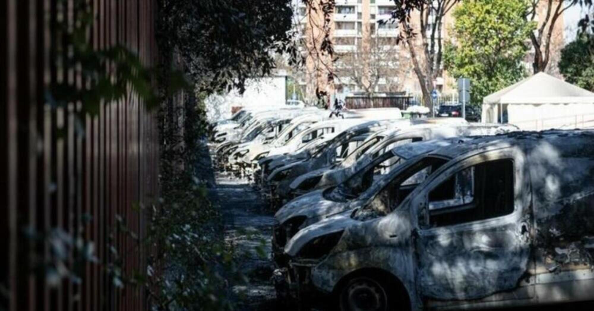 Le foto dell&#039;incendio davanti agli uffici di Poste Italiane