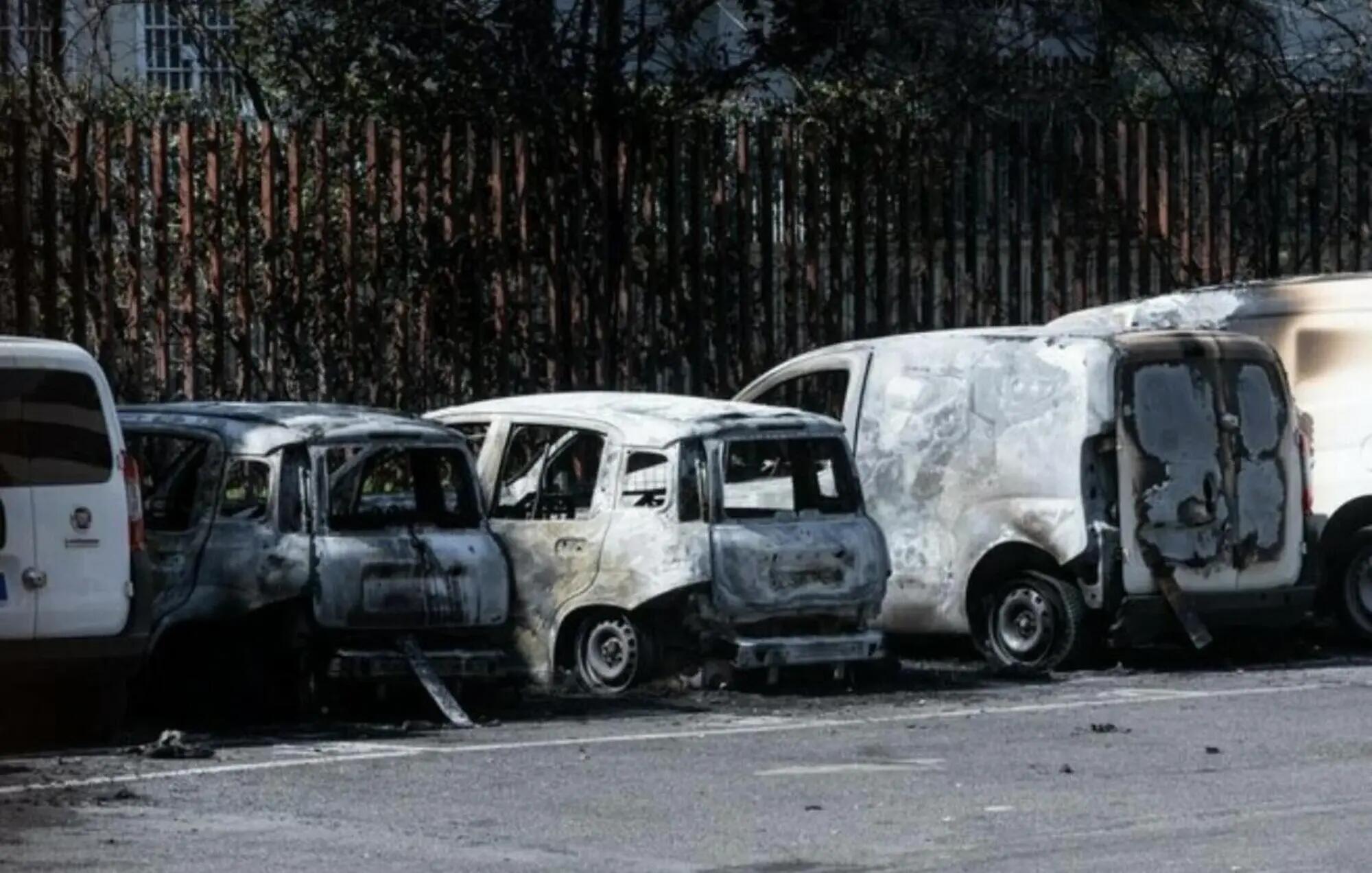 Le foto dell&#039;incendio davanti agli uffici di Poste Italiane