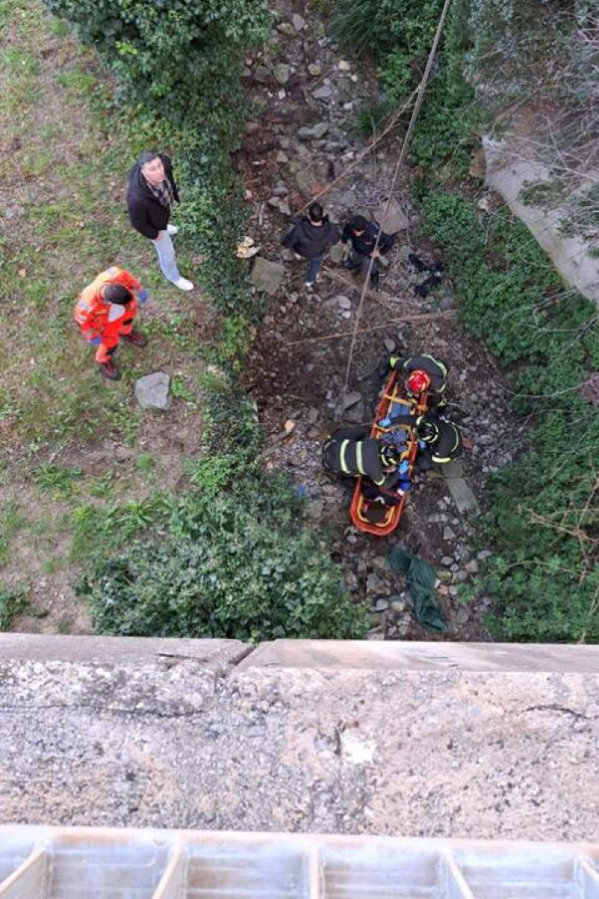 I soccorsi al ladro di auto che si &egrave; lanciato dal viadotto