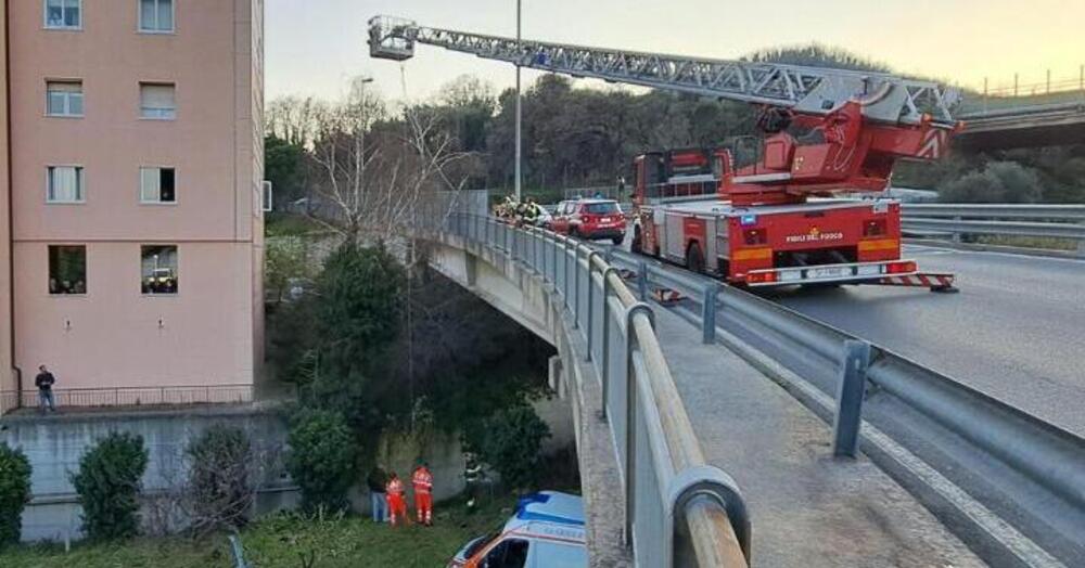 Tenta di rubare un&rsquo;auto ma, scoperto, si lancia da un viadotto. Le conseguenze sono disastrose