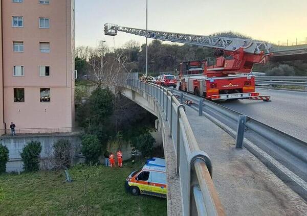 Tenta di rubare un&rsquo;auto ma, scoperto, si lancia da un viadotto. Le conseguenze sono disastrose