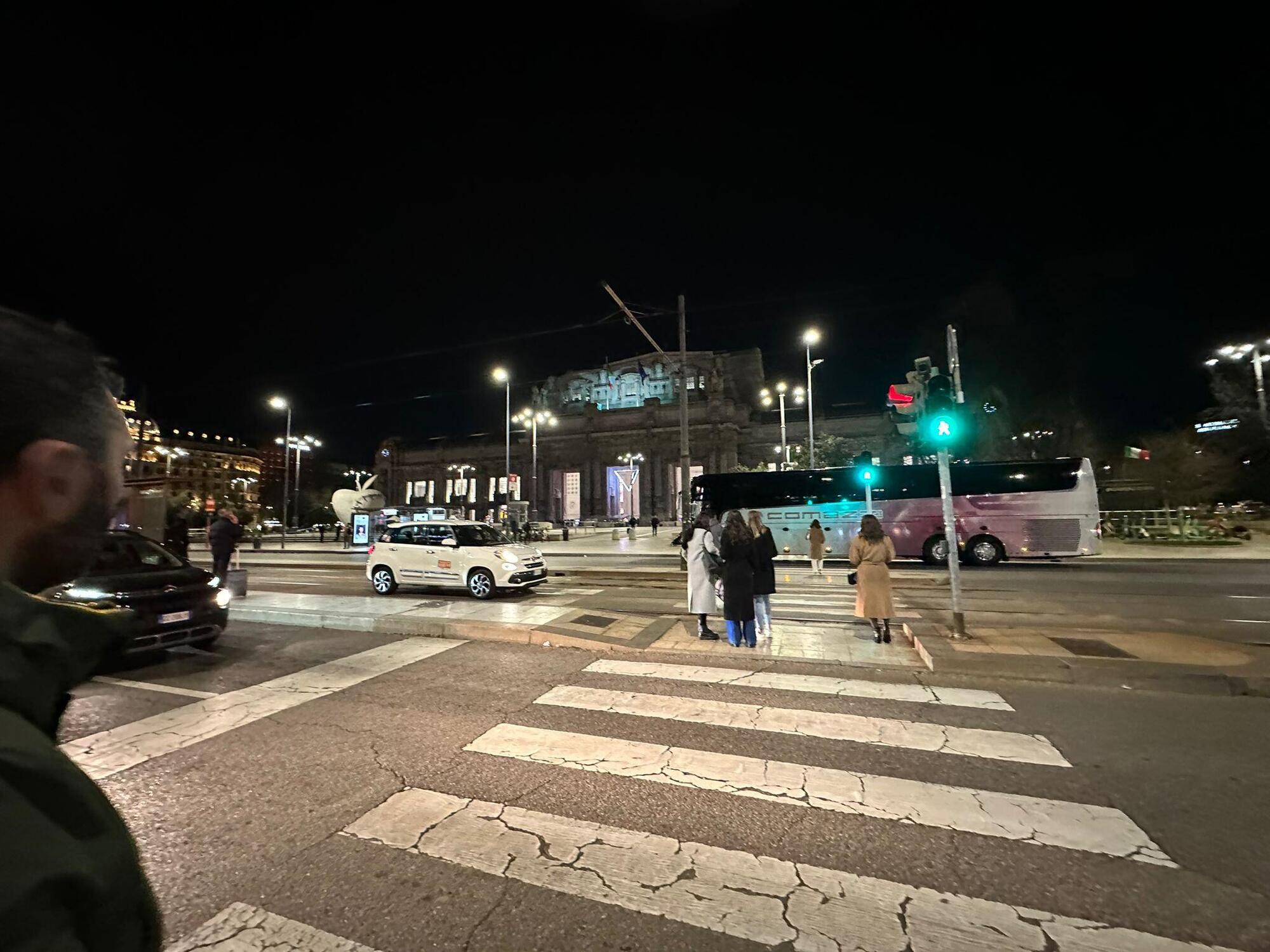 A piedi in direzione stazione Centrale