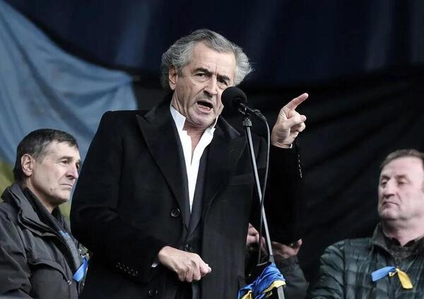 Bernard-Henri L&eacute;vy che parla di Ucraina &egrave; il mental coach che l&rsquo;Europa merita. E veste Charvet tra le macerie&hellip;