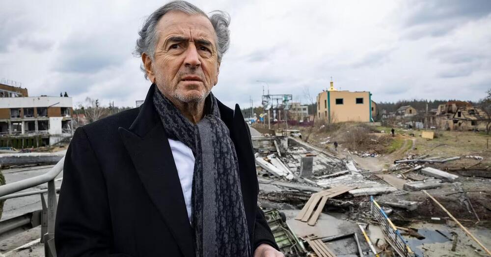 Bernard-Henri L&eacute;vy che parla di Ucraina &egrave; il mental coach che l&rsquo;Europa merita. E veste Charvet tra le macerie&hellip;