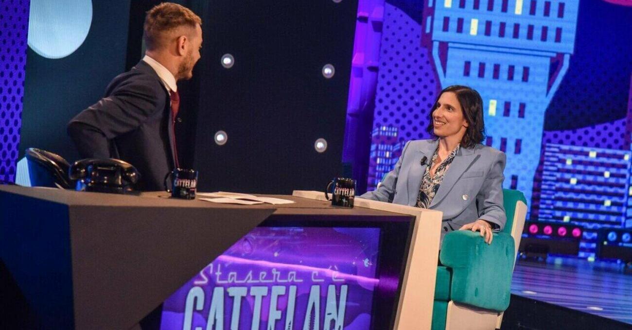 Elly Schlein, le giacche oversize, i boccoli retr&ograve; e Imagine al piano: quanto &egrave; vecchia la nuova immagine del Pd?