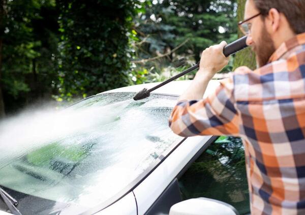 La siccit&agrave; fa le prime &ldquo;vittime&rdquo;: acqua razionata per le auto e i giardini