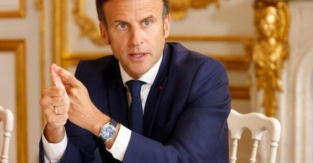 Macron nasconde l&rsquo;orologio di lusso? Il giallo durante l&rsquo;intervista sui salari minimi [VIDEO]