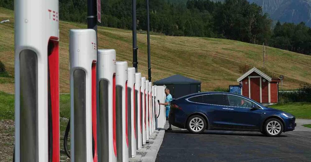 I ladri non calcolano l&rsquo;autonomia dell&#039;auto e vengono beccati: erano fermi a una colonnina Tesla&hellip;