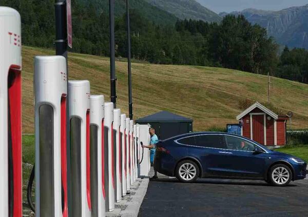 I ladri non calcolano l&rsquo;autonomia dell&#039;auto e vengono beccati: erano fermi a una colonnina Tesla&hellip;