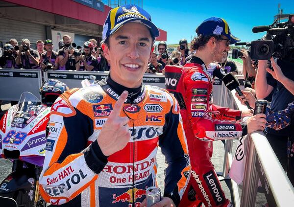 Qualifiche esplosive a Portima&otilde;: Marc Marquez fa come il Valentino dei tempi d&rsquo;oro, ma Bagnaia &egrave; l&rsquo;uomo da battere