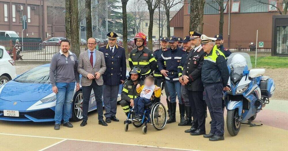 A scuola in Lamborghini: la polizia realizza il sogno di un bambino malato