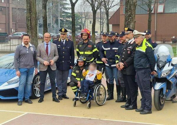 A scuola in Lamborghini: la polizia realizza il sogno di un bambino malato