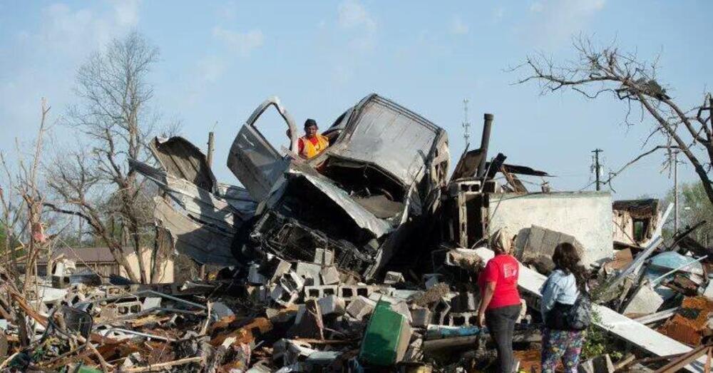 Incubo tornado negli Usa: decine di morti tra auto ribaltate, cittadine distrutte e blackout