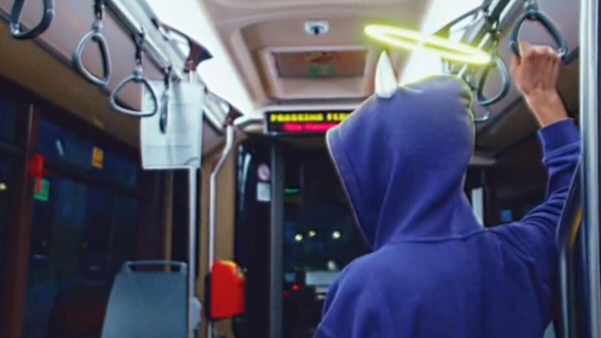 Un frame del videoclip di Dimmi che c'è