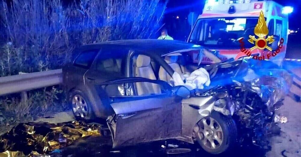 Spaventoso frontale tra auto si chiude in tragedia: le vittime salgono a 7. Ecco la causa dell&rsquo;incidente