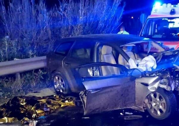 Spaventoso frontale tra auto si chiude in tragedia: le vittime salgono a 7. Ecco la causa dell&rsquo;incidente