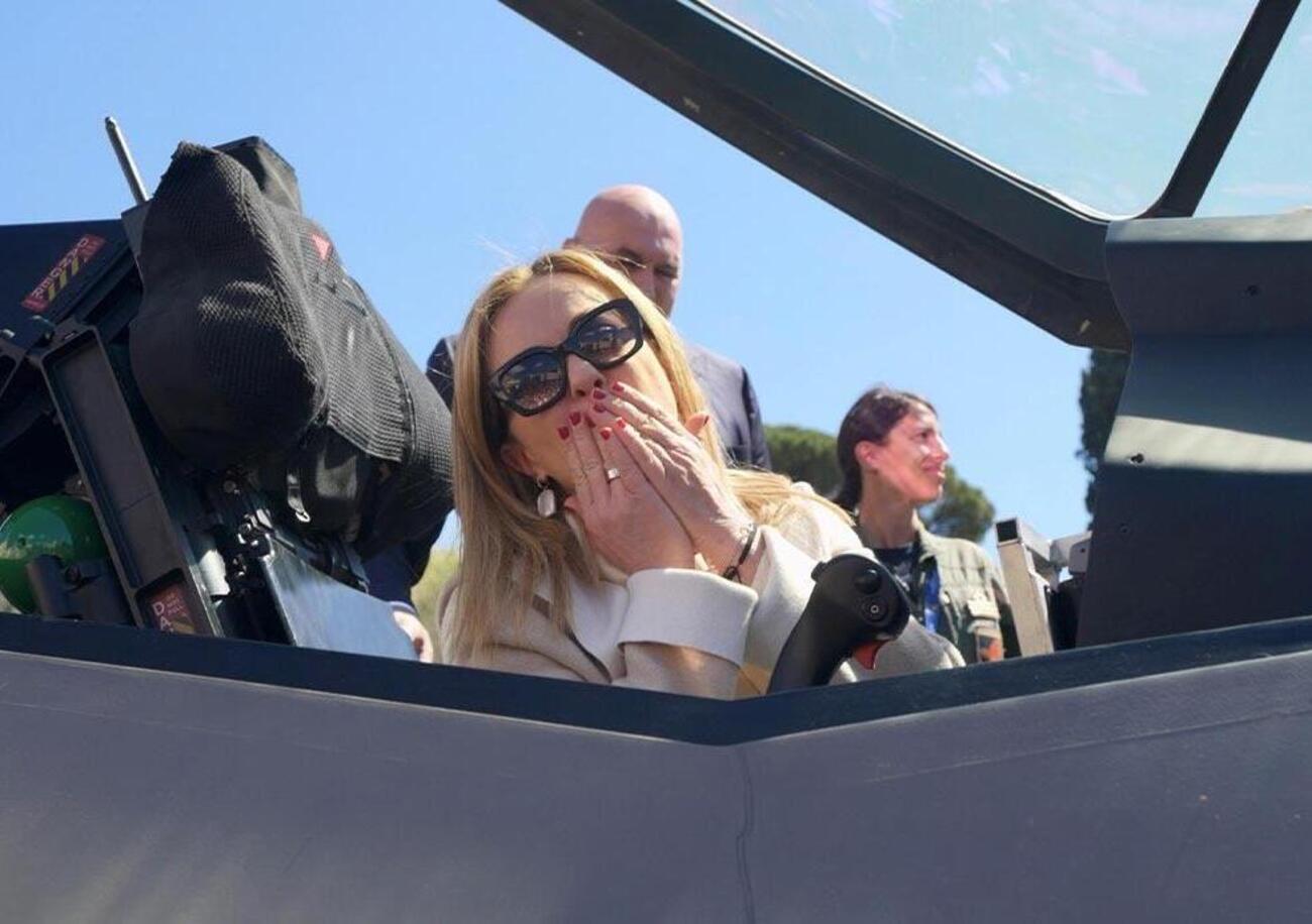 Giorgia Meloni &ldquo;pilota&rdquo; per un giorno (e i social volano)