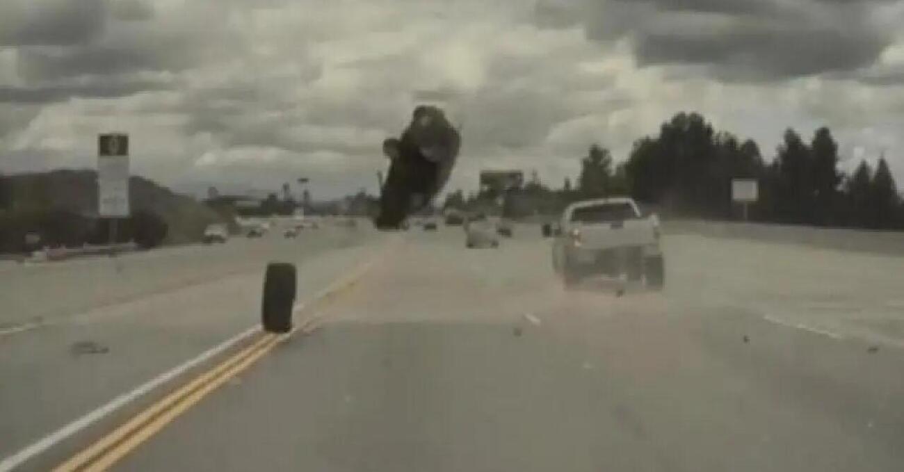 [VIDEO] Tragedia sfiorata in California: pneumatico si stacca da un&#039;auto e ne colpisce un&#039;altra (che vola in autostrada!) 