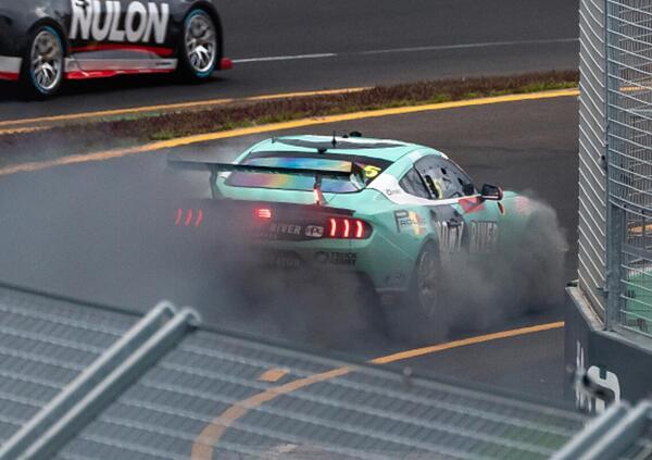 Paura in pista a Melbourne: l&rsquo;auto prende fuoco con il pilota ancora a bordo [VIDEO]