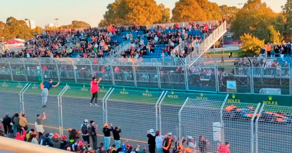 [VIDEO] Melbourne, disastro anche organizzativo: invasione di pista dei tifosi prima della bandiera a scacchi