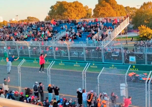 [VIDEO] Melbourne, disastro anche organizzativo: invasione di pista dei tifosi prima della bandiera a scacchi