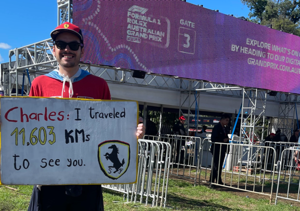 La storia di Zeta, il fan di Leclerc che ha percorso quasi 12mila chilometri per vederlo correre a Melbourne