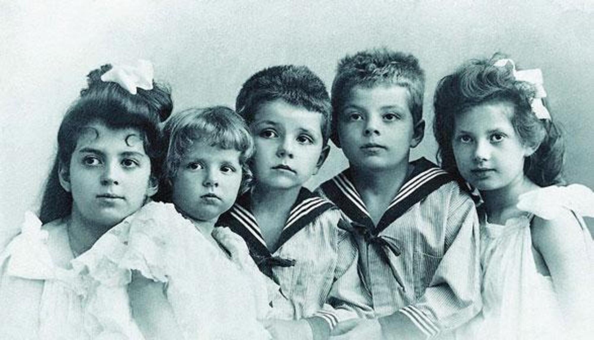 I piccoli fratelli Saint-Exup&eacute;ry (il secondo da destra &egrave; Antoine)