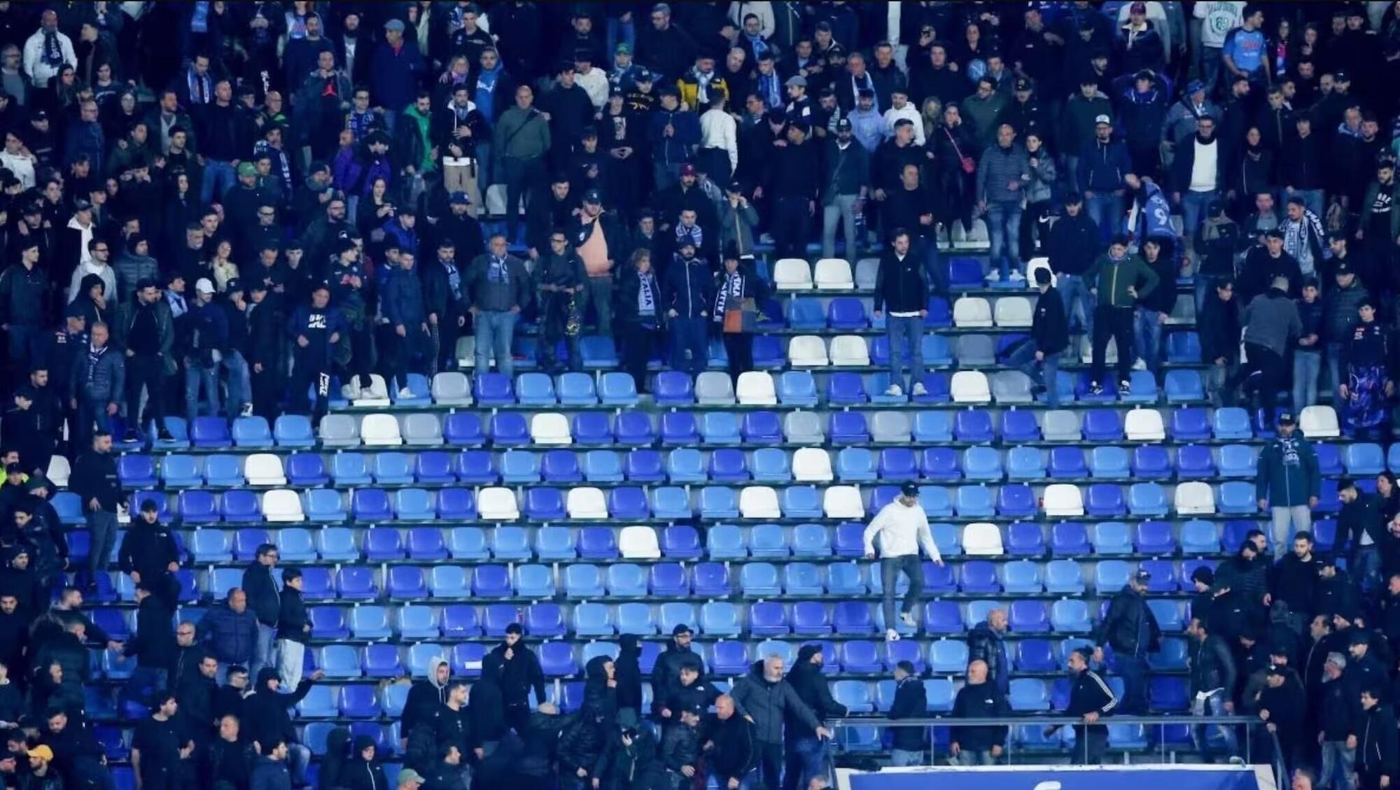 Scontri in curva del Napoli durante la partita con il Milan