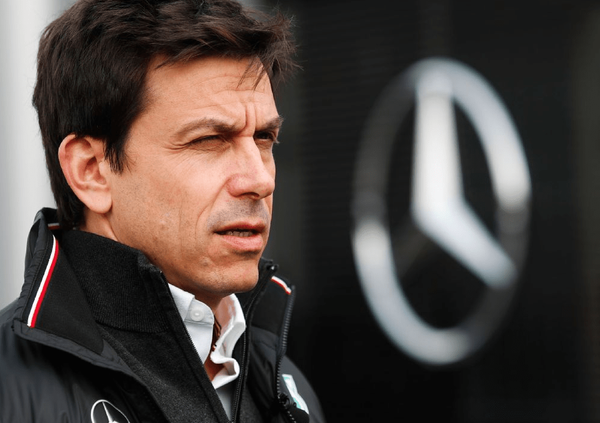 Toto Wolff entra nella classifica dei miliardari di Forbes: un patrimonio stellare che si avvicina a quello del ferrarista John Elkann