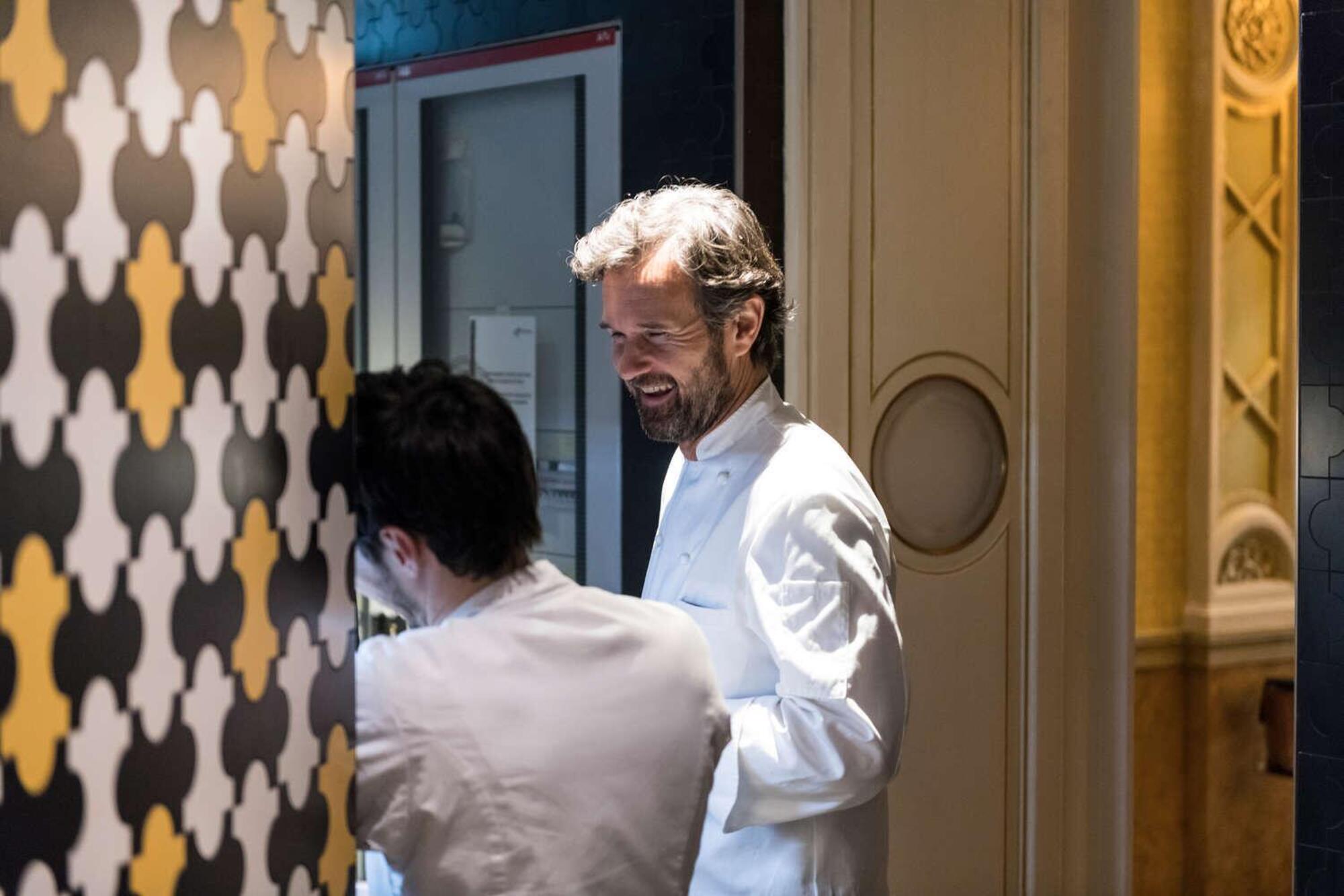 Carlo Cracco nelle cucine del suo ristorante in Galleria a Milano