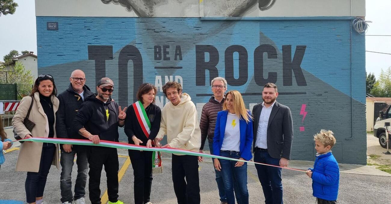 Tavullia ha messo al muro Valentino Rossi! Roba da rockstar&hellip;