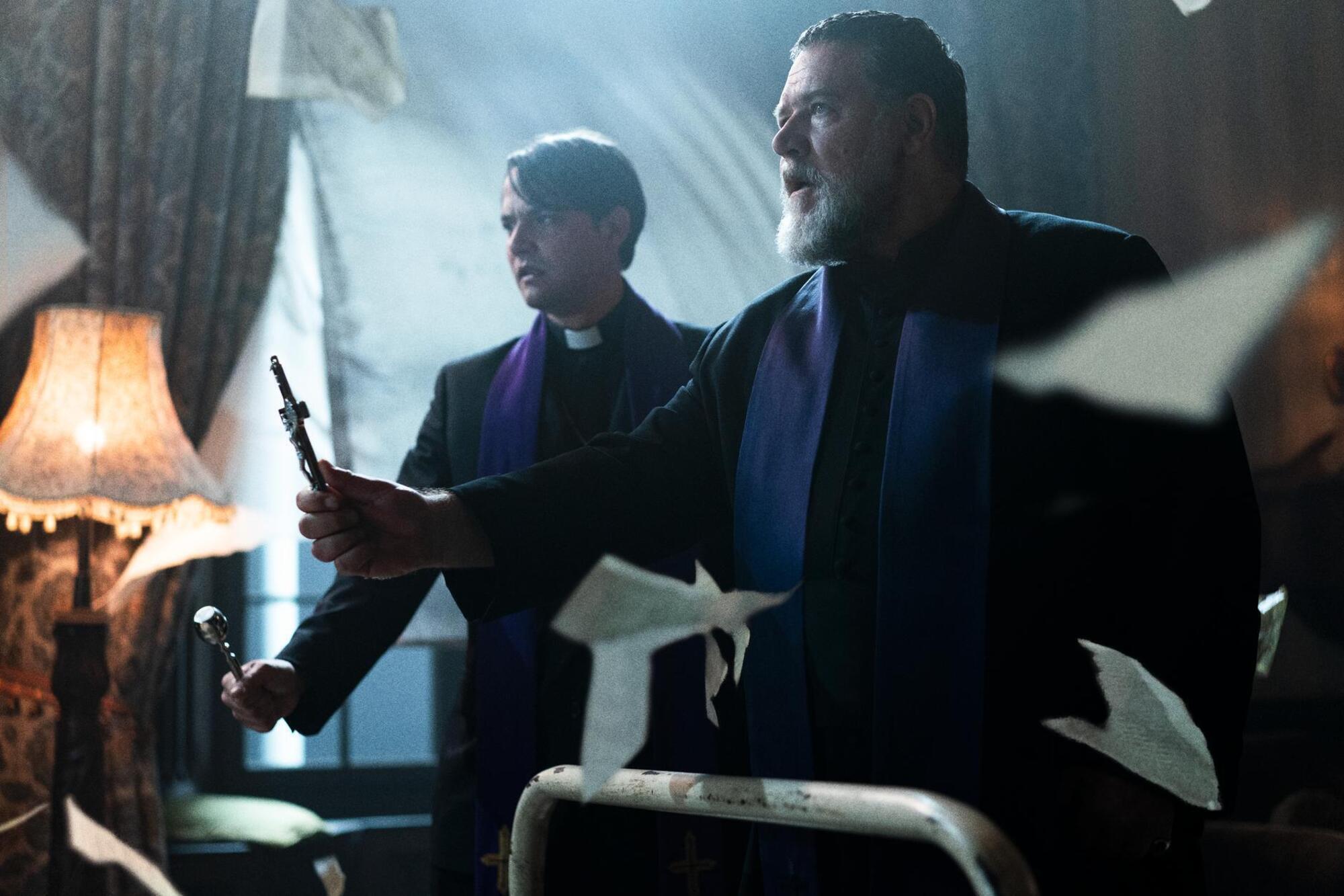 Russell Crowe in una scena de &quot;L&#039;esorcista del Papa&quot;