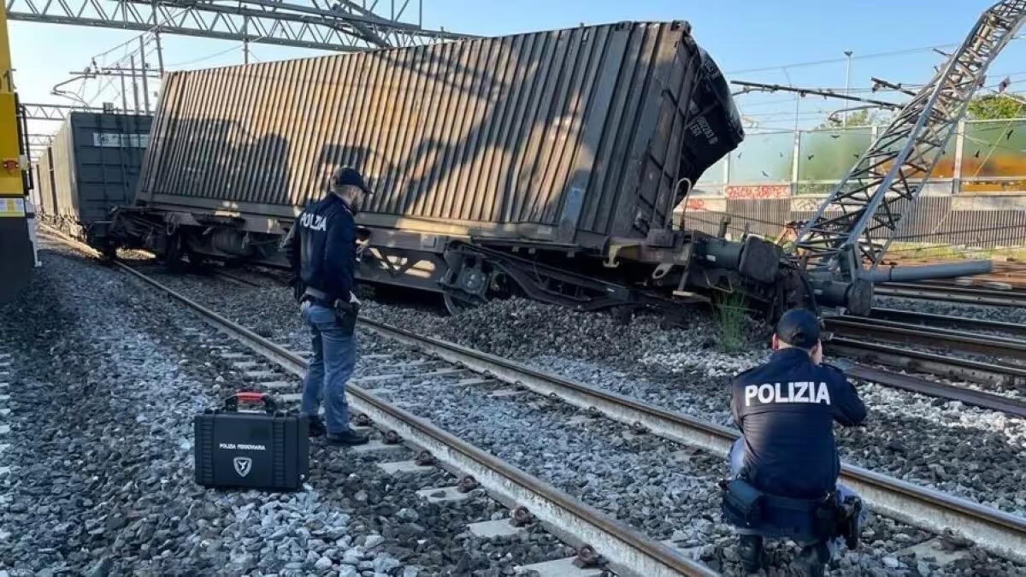 Il treno deragliato a Firenze Castello