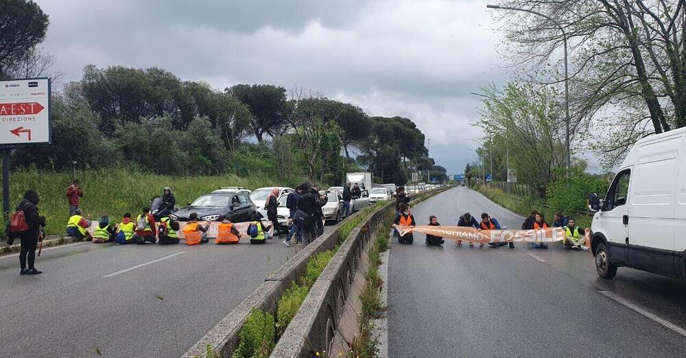 Ma quanto hanno rotto il ca**o i blocchi stradali di Ultima Generazione? Ora si incollano pure all&rsquo;asfalto... [VIDEO]