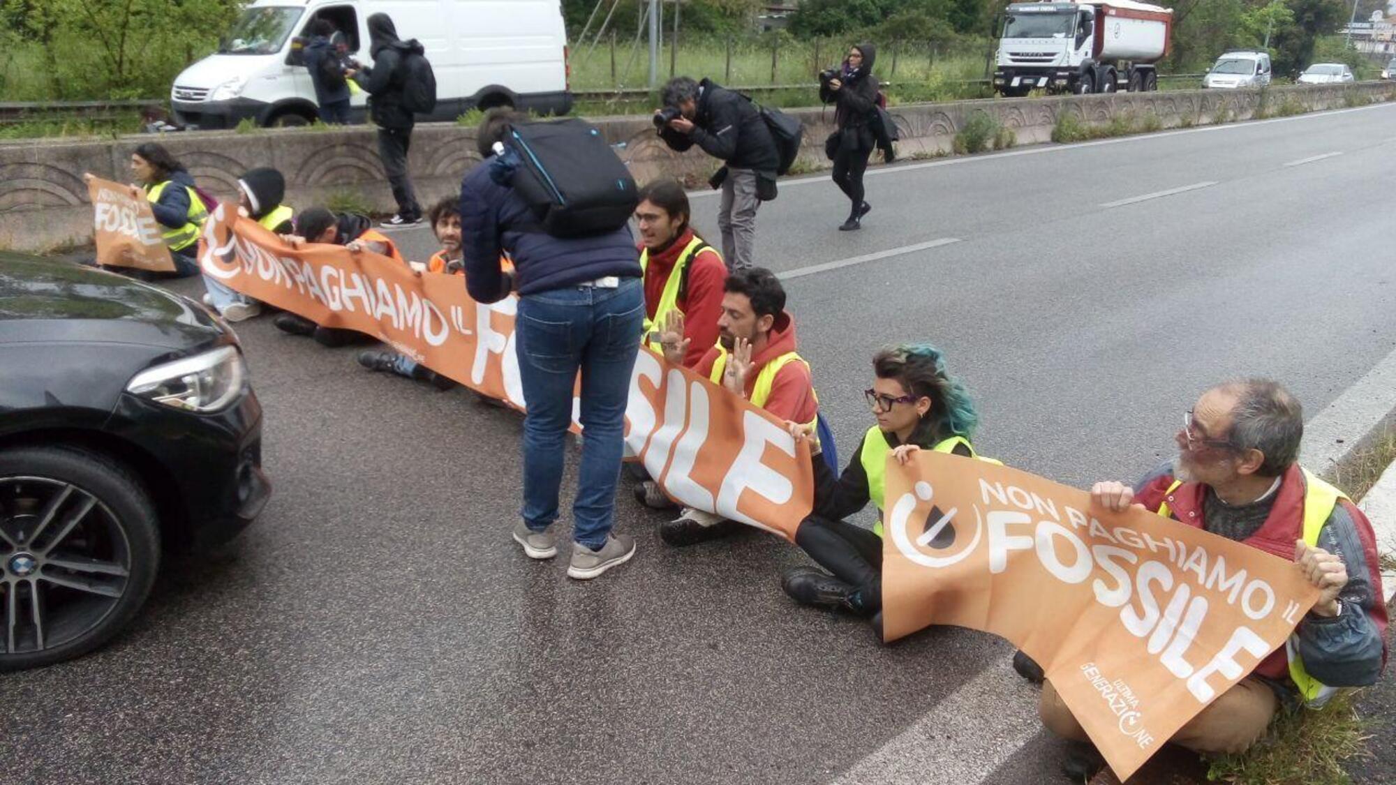 Gli attivisti di Ultima Generazione che hanno interrotto ancora una volta il traffico