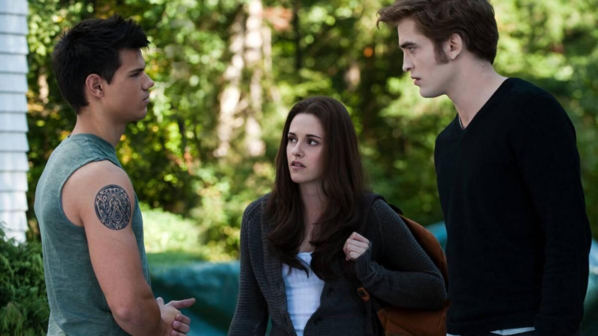 Edward (Robert Pattinson), Bella (Kristen Stewart) e Jacob (Taylor Lautner)