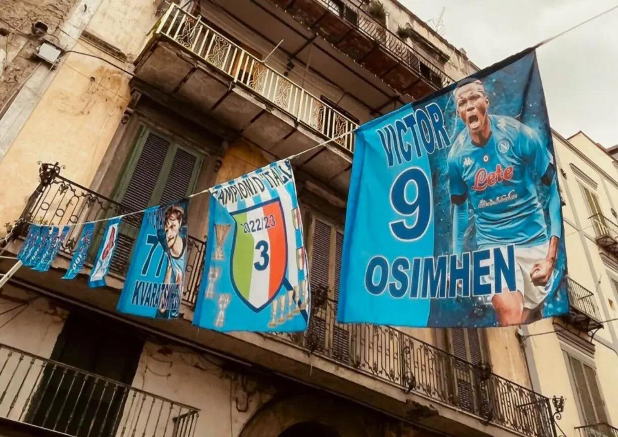 Non c'è via di Napoli che non abbia già pronti i festeggiamenti scudetto