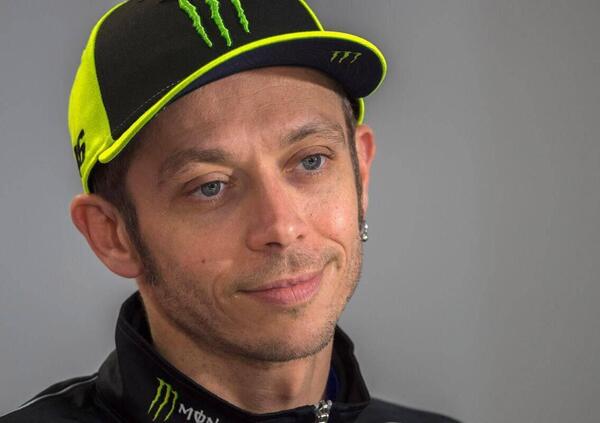 Va&#039; lentino era il consiglio, Valentino il consigiere! Rossi ha provato a tirare il freno a Pecco Bagnaia