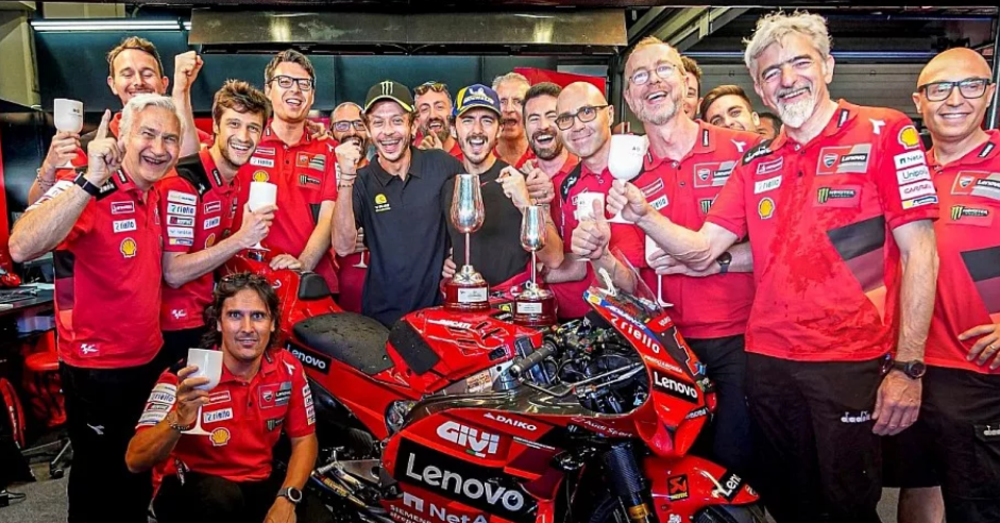 Ok brand ambassador, ma Valentino Rossi non lascer&agrave; Ducati neanche se Yamaha gli rifacesse le piastrelle del bagno