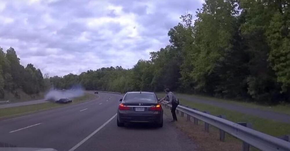 Poliziotto ferma un&rsquo;auto per un controllo e... il video &egrave; da brividi