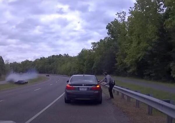 Poliziotto ferma un&rsquo;auto per un controllo e... il video &egrave; da brividi