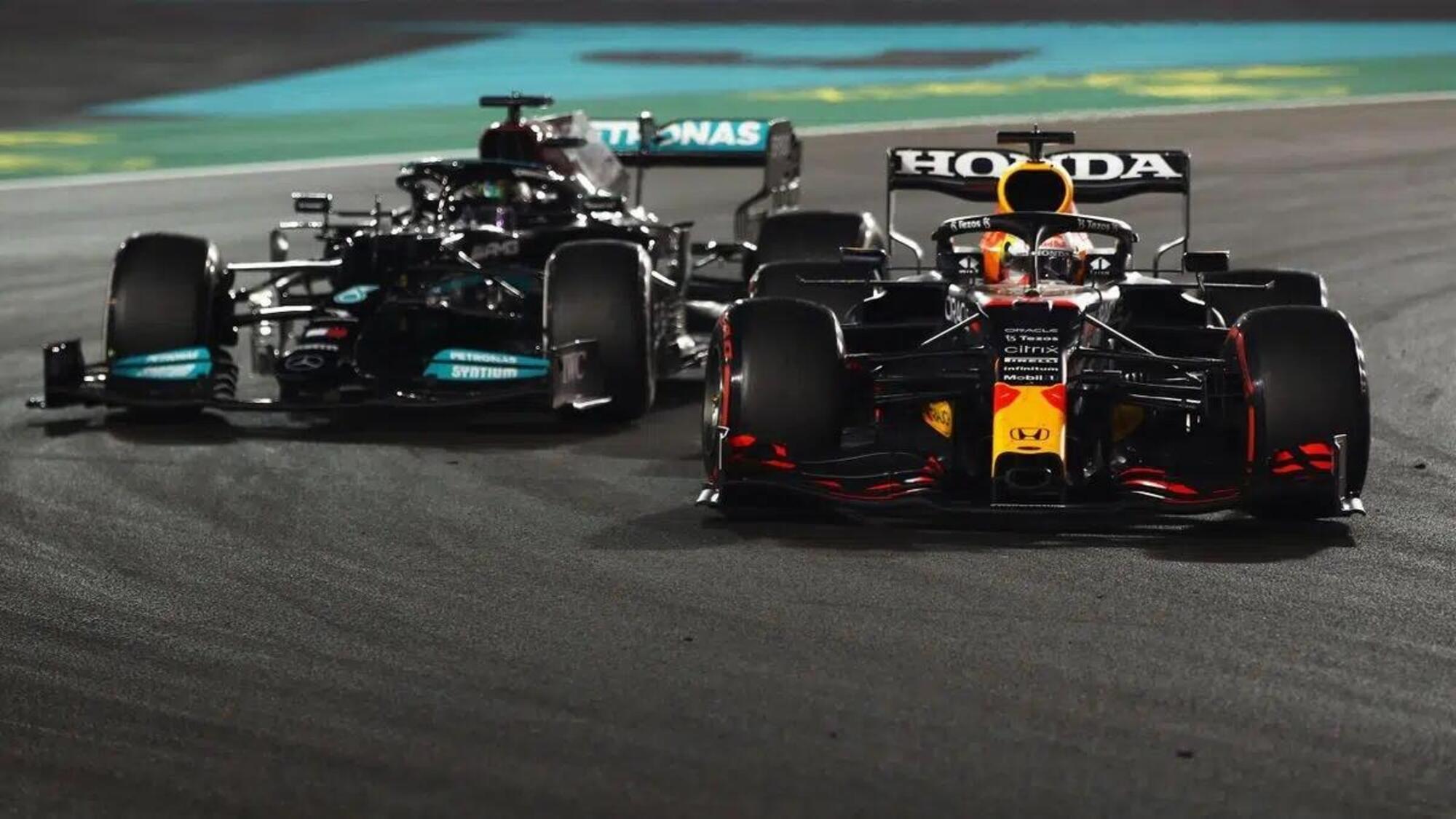 Abu Dhabi 2021, col finale che tra le polemiche ha "regalato" il titolo a Verstappen, fa ancora male a Hamilton