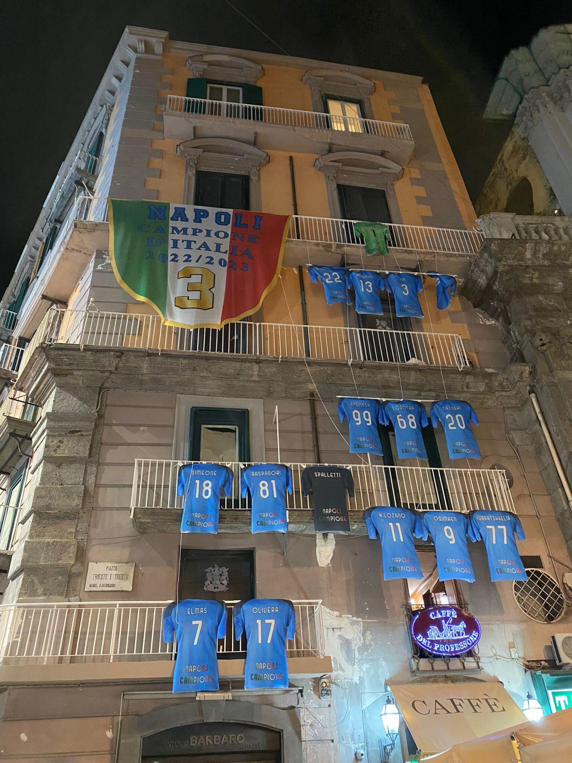 Una delle pittoresche celebrazioni del terzo Scudetto della storia del Napoli