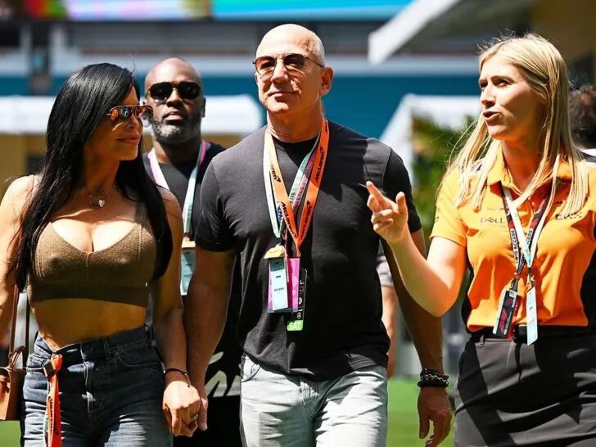 Jeff Bezos con la compagna Lauren Sanchez nel box McLaren