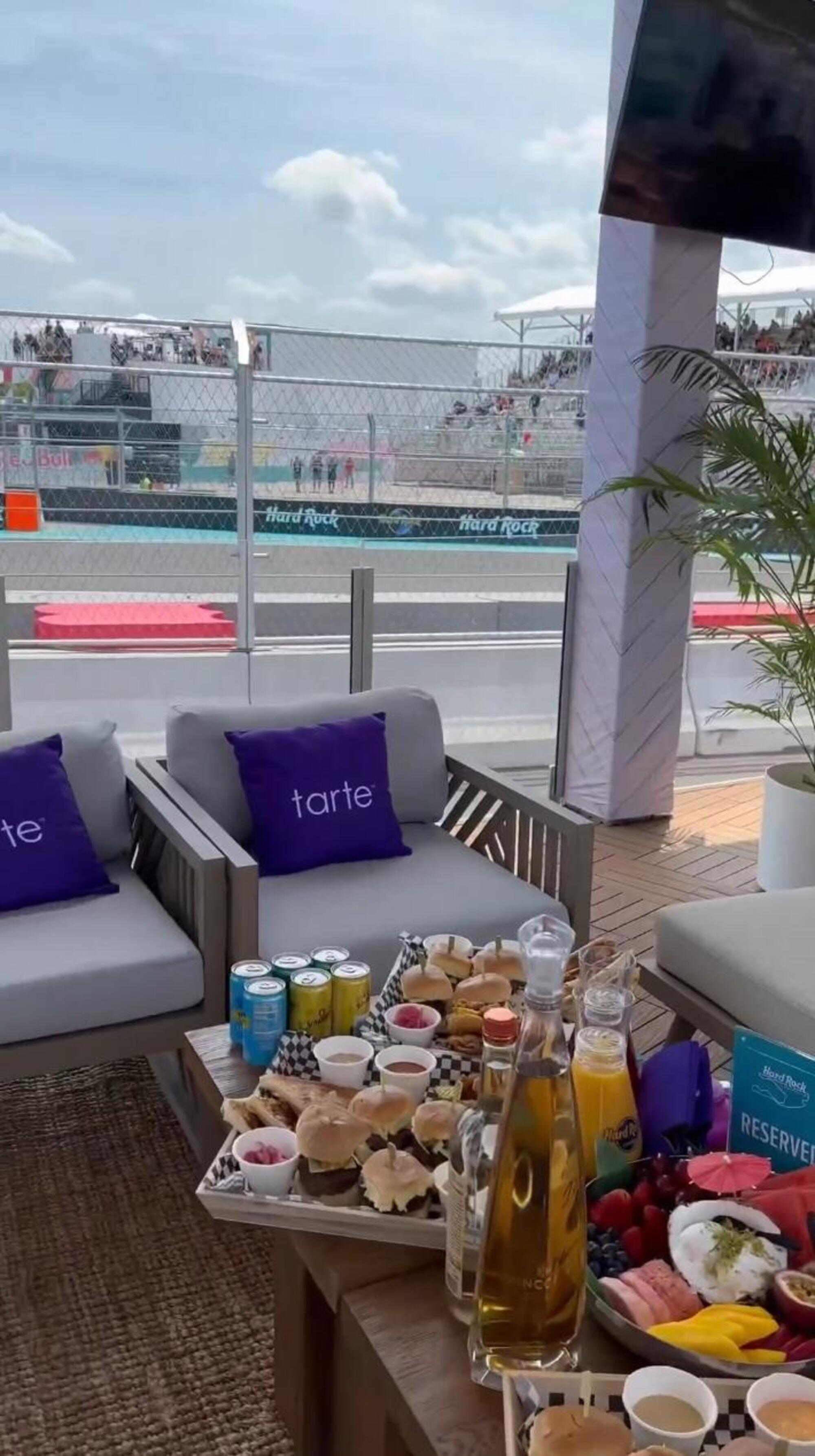 Una delle postazioni privilegiate riservate da Tarte per le influencer al GP di Miami