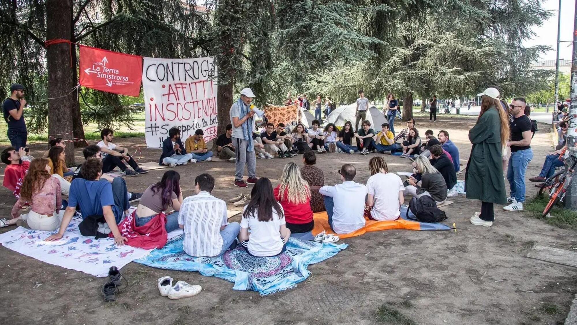 Il presidio a Milano