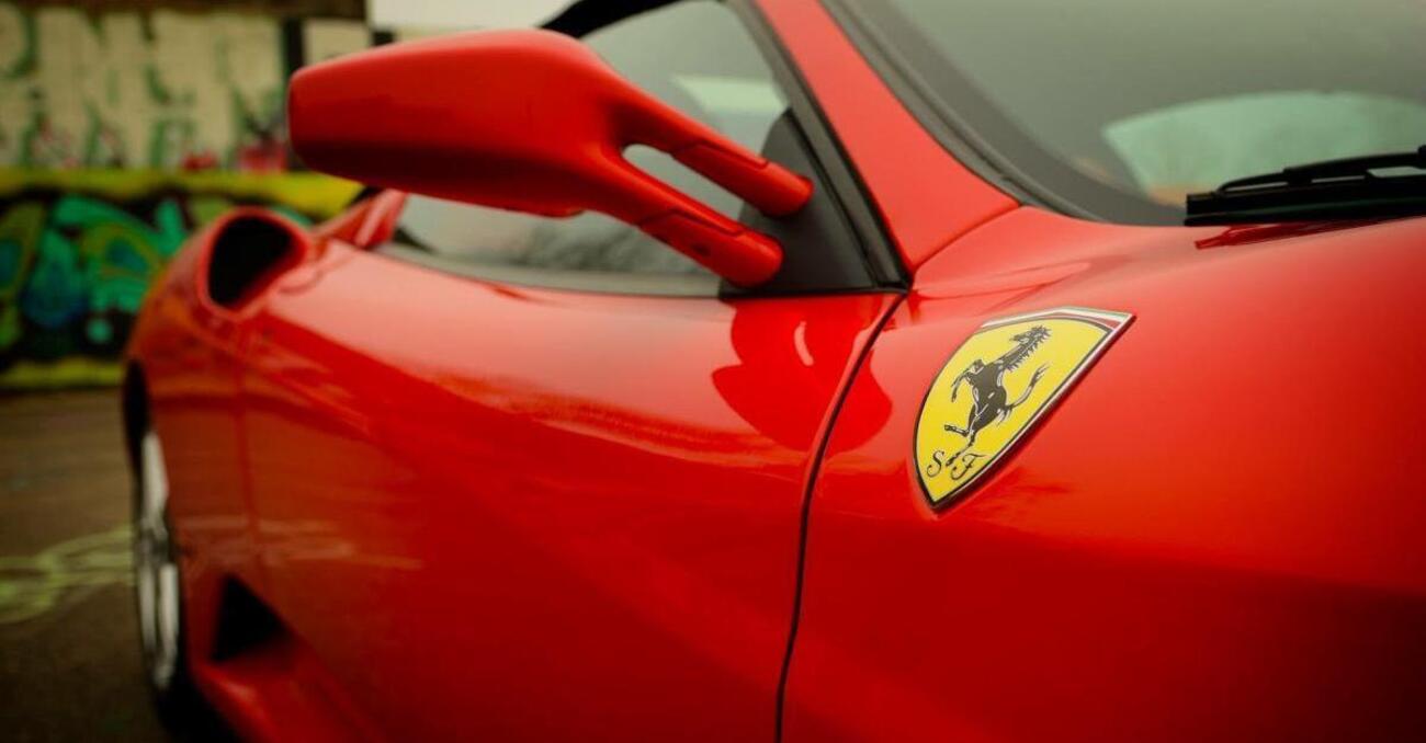 Solo a Napoli potevano festeggiare una comunione con un lampadario sulla Ferrari [VIDEO]