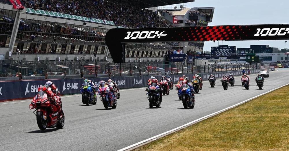 S&igrave;, &egrave; tutto vero: in MotoGP una macchina carica di VIP ha invaso la pista di Le Mans durante le prove