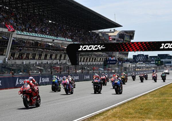 S&igrave;, &egrave; tutto vero: in MotoGP una macchina carica di VIP ha invaso la pista di Le Mans durante le prove